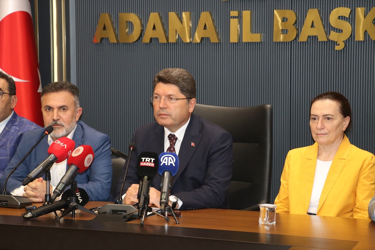 Adalet Bakanı Yılmaz Tunç (ortada), Adana'daki programı kapsamında AK Parti İl Başkanı Tamer Dağlı...