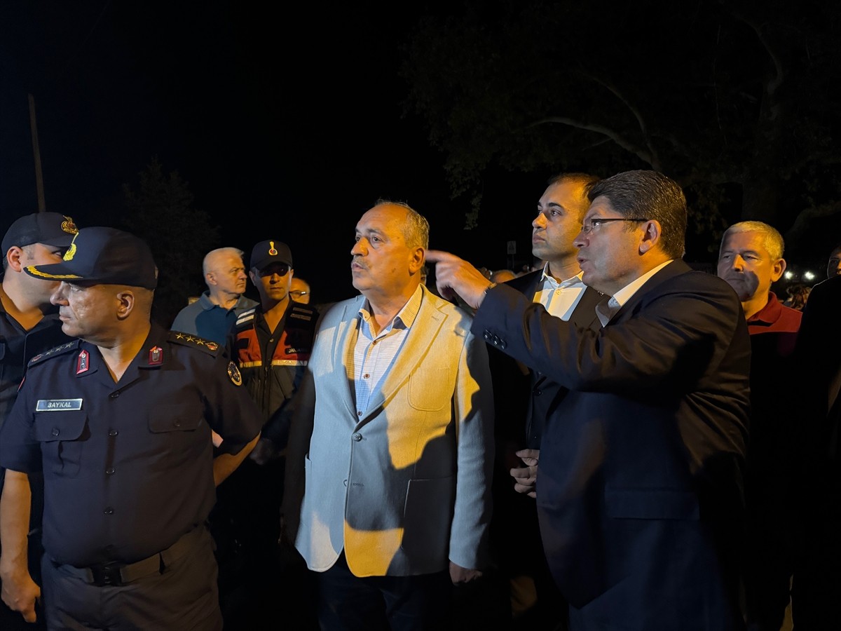 Adalet Bakanı Yılmaz Tunç (sağda), Bartın'ın Ulus ilçesine bağlı Eldeş köyünde 2 ev ile 2...