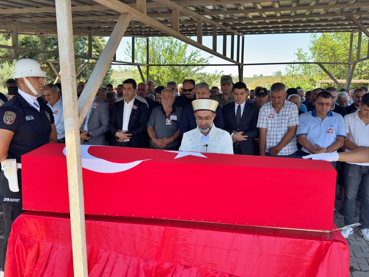 Adana'da görevi başında beyin kanaması geçiren ve tedavi gördüğü hastanede yaşamını yitiren polis...