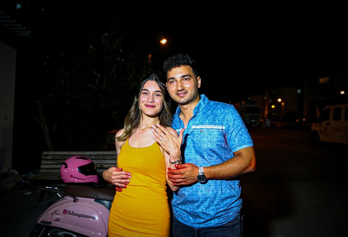 Adana'da kız arkadaşına vurulma mizansenli evlenme teklifi eden genç ve arkadaşları polis...