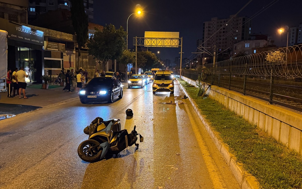 Adana'da otomobille çarpışan motosikletteki bir kişi öldü, bir kişi yaralandı.