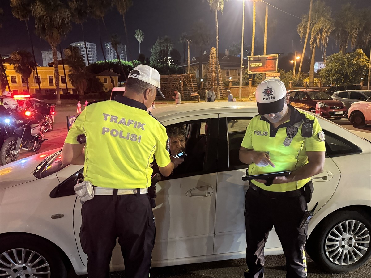 Adana'da polis ekiplerince, dron destekli trafik denetimi gerçekleştirildi. Polis ekipleri, 470...