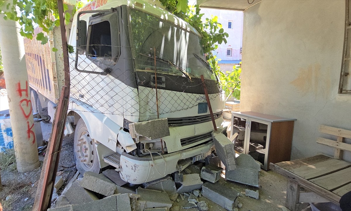 Adana'nın Kozan ilçesinde fren arızası nedeniyle römorka ve bir evin bahçe duvarına çarparak...