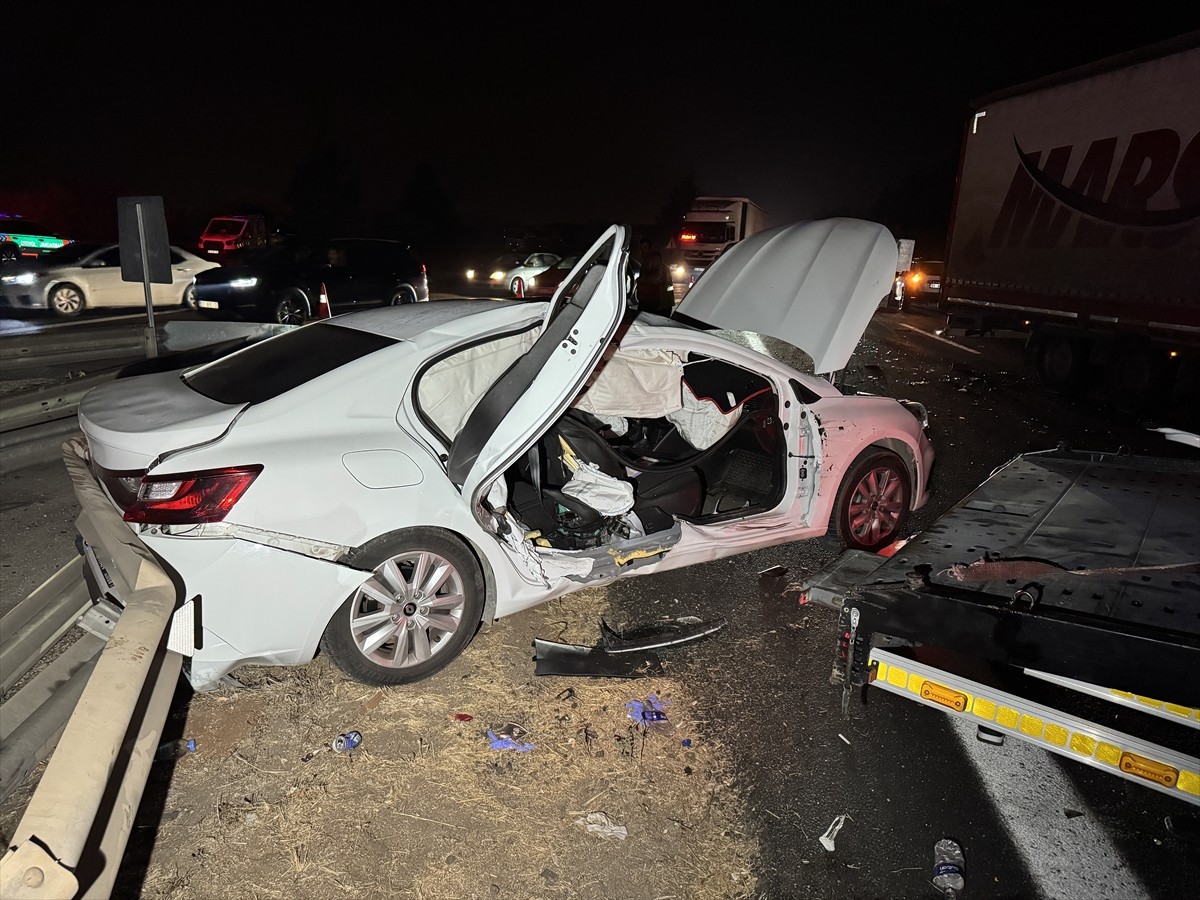 Adana'nın merkez Sarıçam ilçesinde, 4 aracın karıştığı zincirleme trafik kazasında 8 kişi...