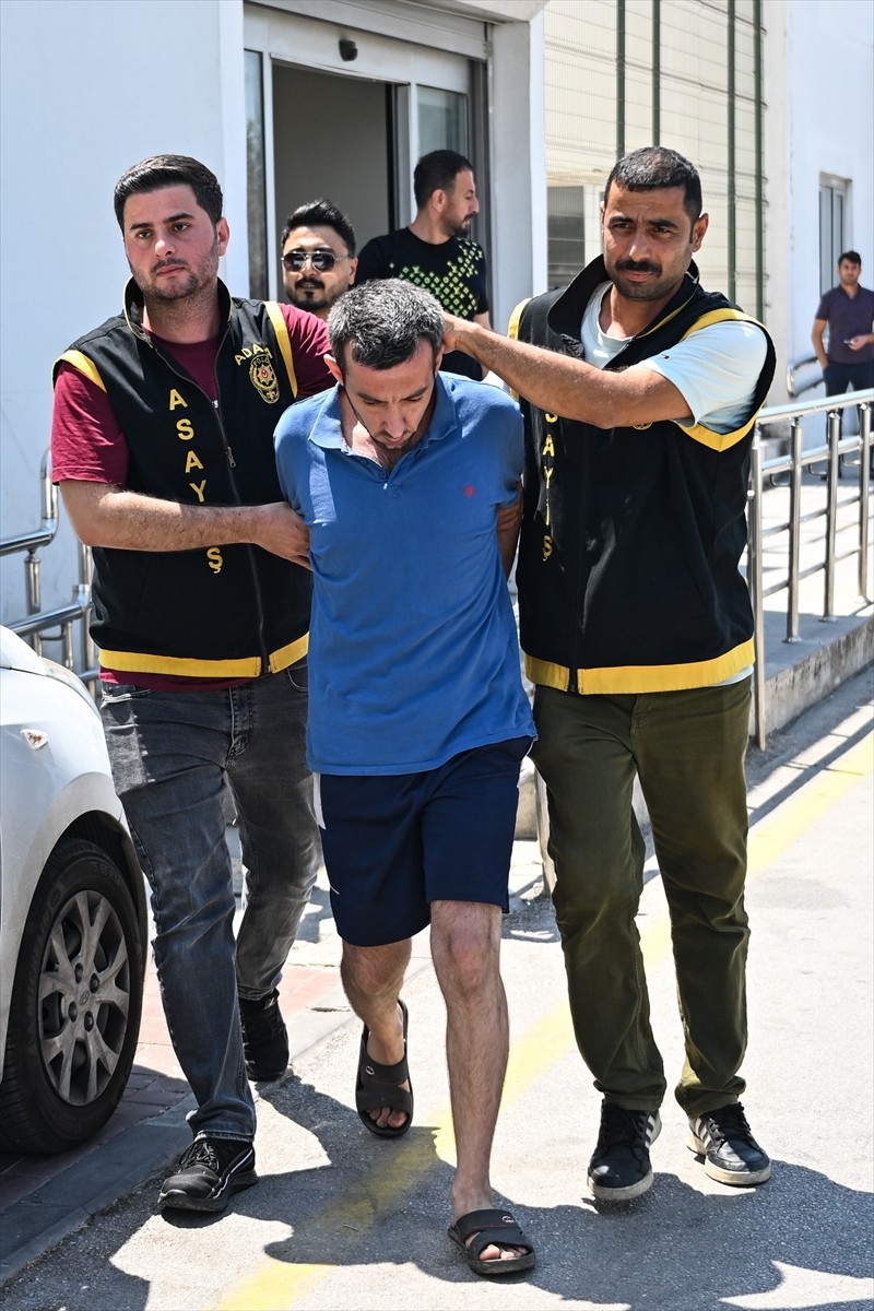 Adana'nın merkez Yüreğir ilçesinde dün annesini sopayla darbederek öldürdüğü iddiasıyla gözaltına...