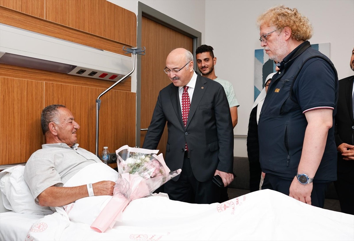 Adana Valisi Yavuz Selim Köşger (ortada), sağlık ihtiyaçları dolayısıyla Gazze'den getirilen ve...