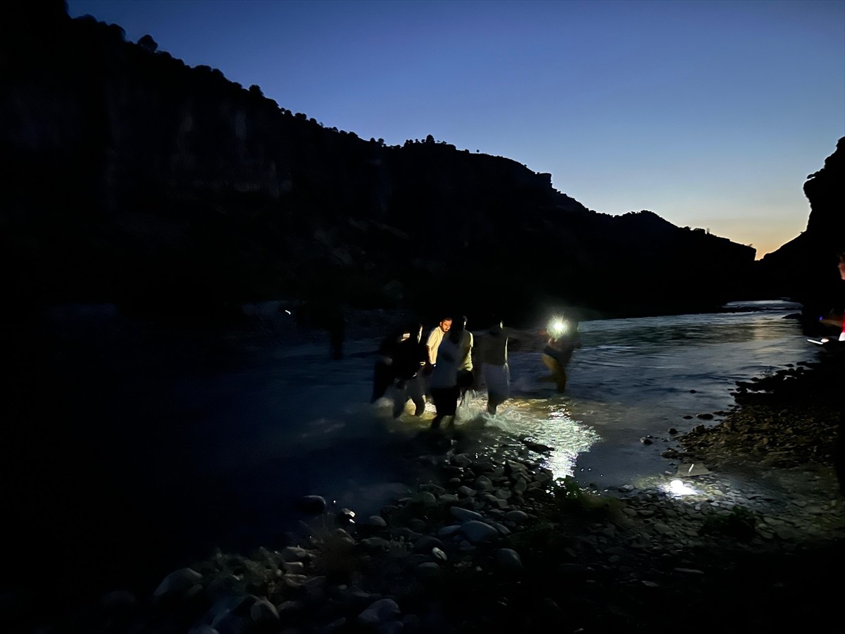 Adıyaman'ın Kahta ilçesinde serinlemek amacıyla çaya giren 21 yaşındaki genç boğuldu.