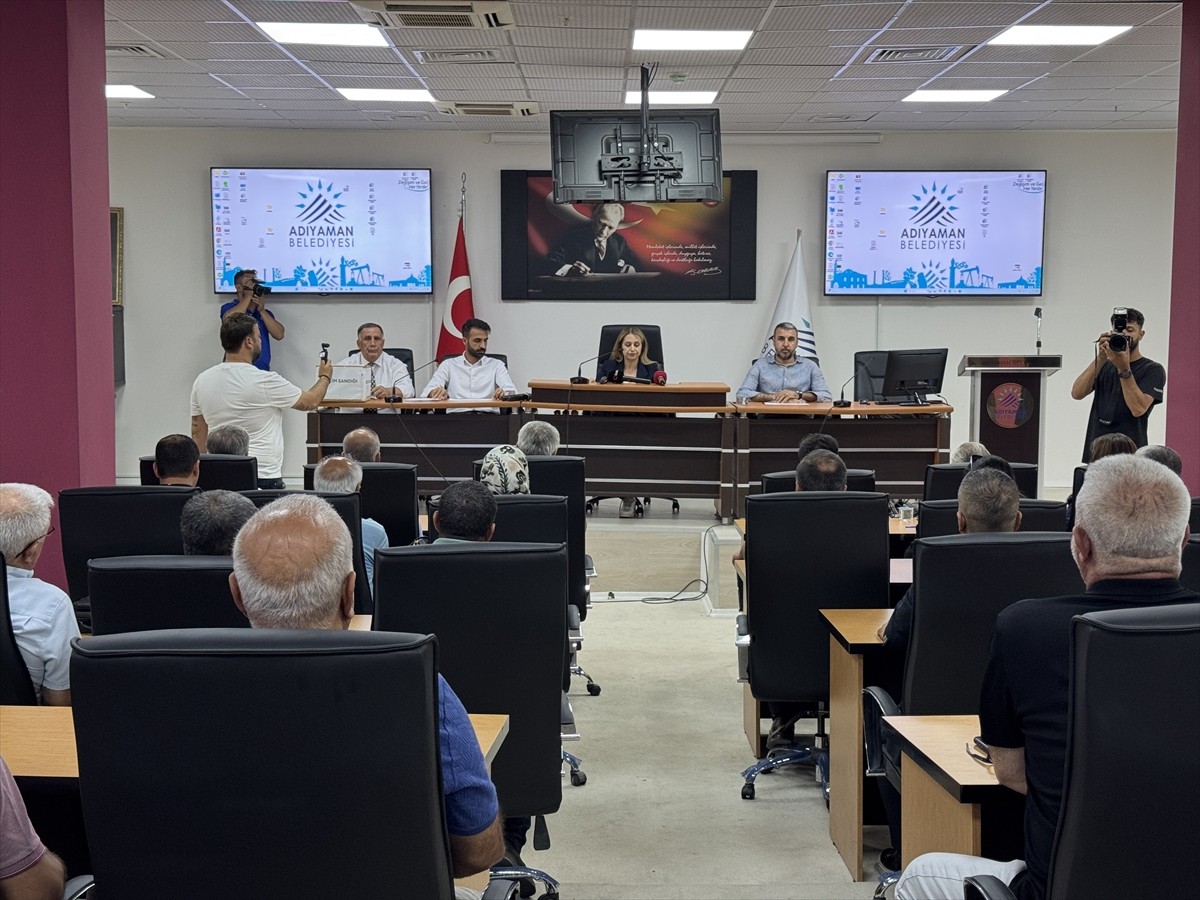 Adıyaman Belediye Meclisinde, Belediye Başkanı Abdurrahman Tutdere'nin İçişleri Bakanlığınca...