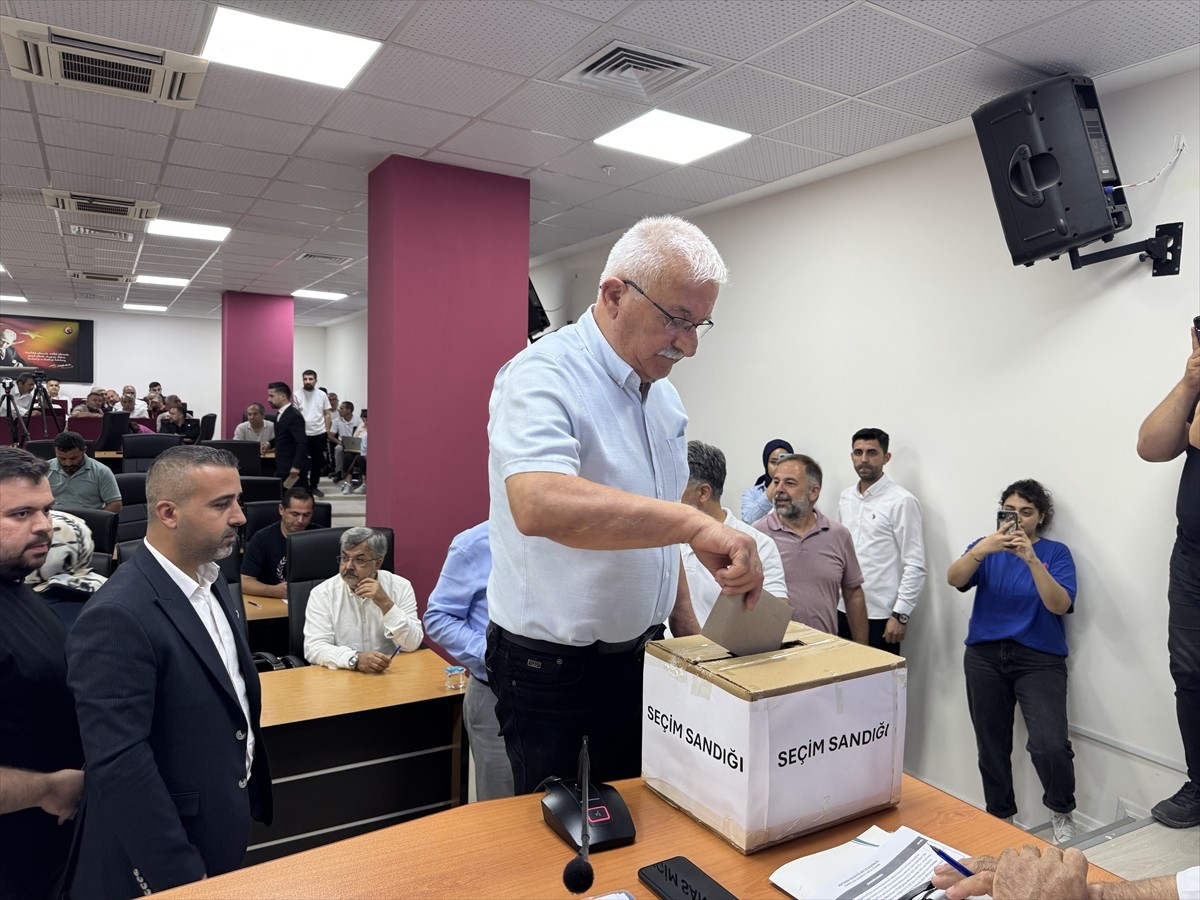 Adıyaman Belediye Meclisinde, Belediye Başkanı Abdurrahman Tutdere'nin İçişleri Bakanlığınca...