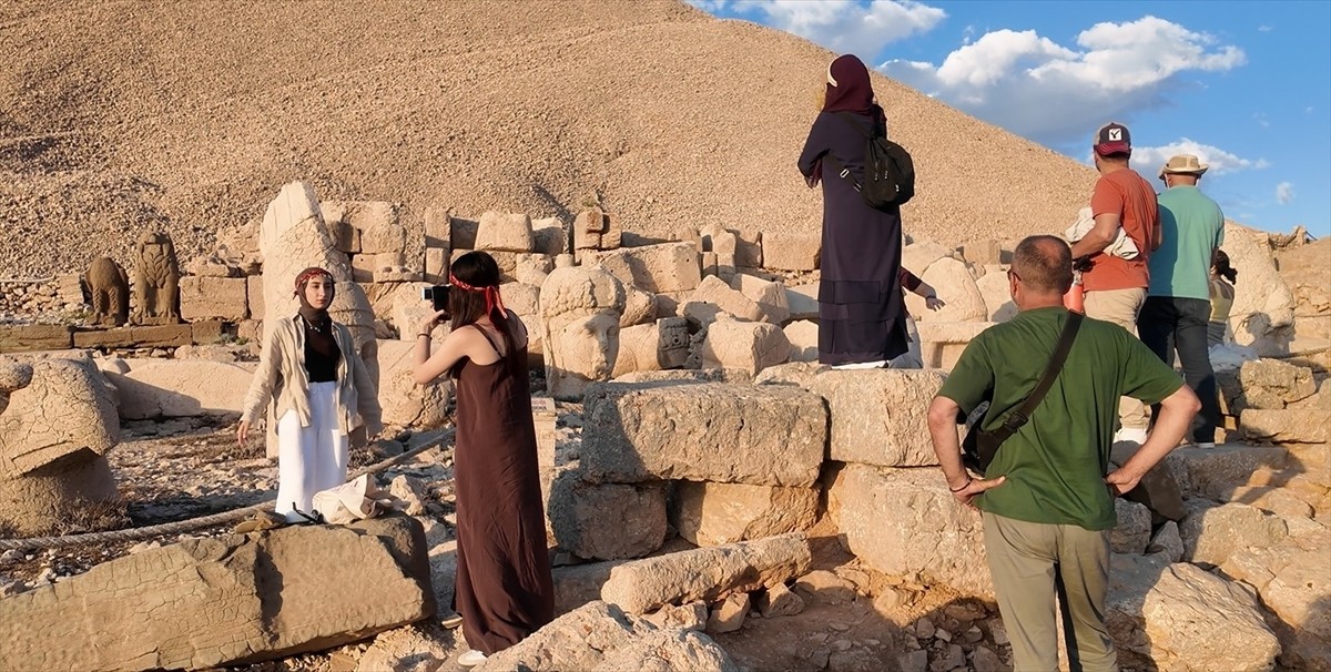 Adıyaman Nemrut Dağı’nda ziyaretçi yoğunluğu artıyor. UNESCO Dünya Kültür Miras Listesi'nde yer...