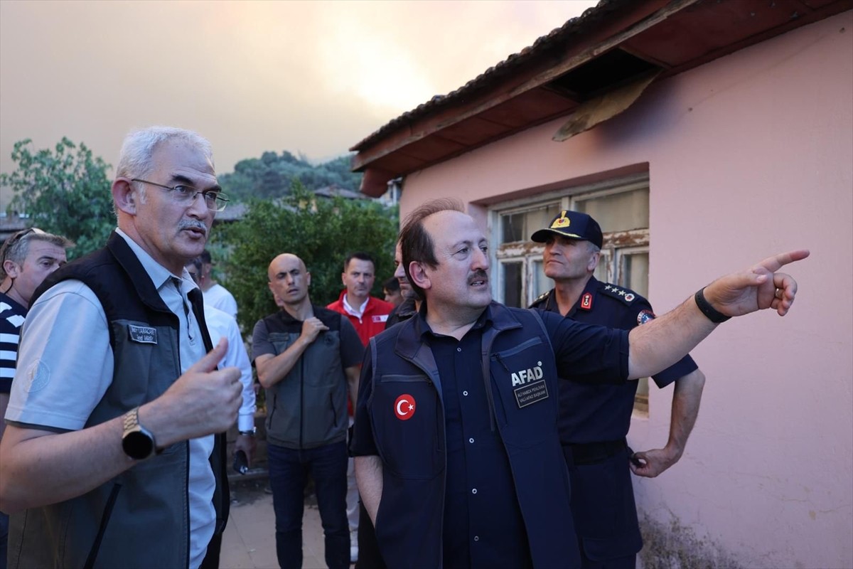  Afet ve Acil Durum Yönetimi Başkanlığı (AFAD), İzmir'in Ödemiş ilçesindeki orman yangınına 14...