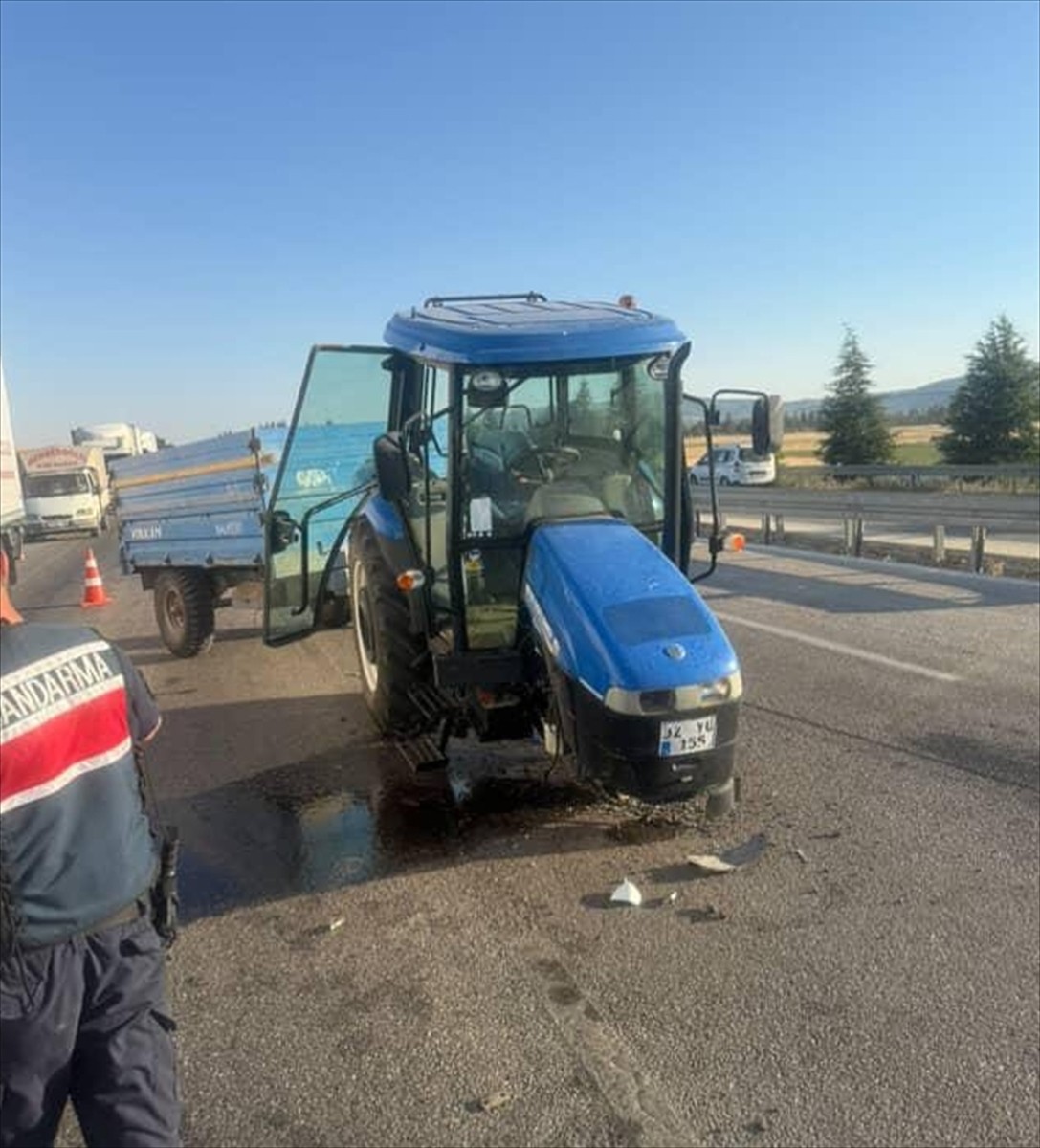 Afyonkarahisar'da meydana gelen trafik kazasında 1 üsteğmen öldü, eşinin de aralarında bulunduğu 2...