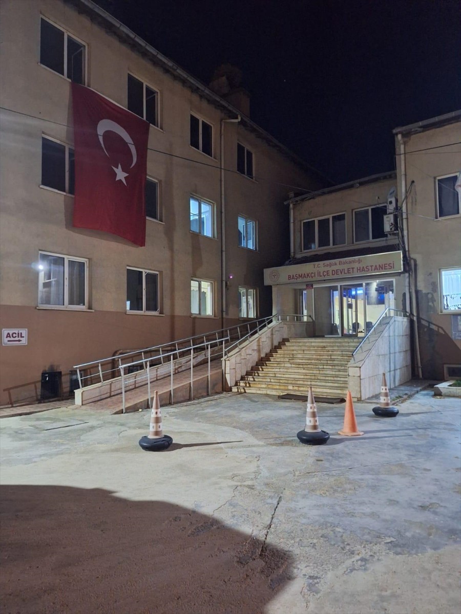 Afyonkarahisar'da "Terörsüz Türkiye"ye destek için kamu binalarına ve caddelere Türk bayrakları...