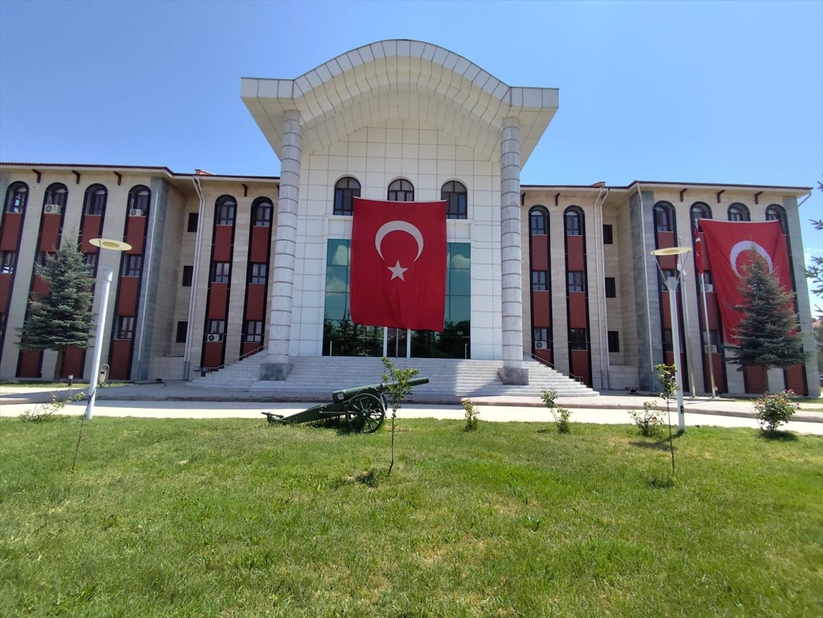 Afyonkarahisar'da "Terörsüz Türkiye"ye destek için kamu binalarına ve caddelere Türk bayrakları...