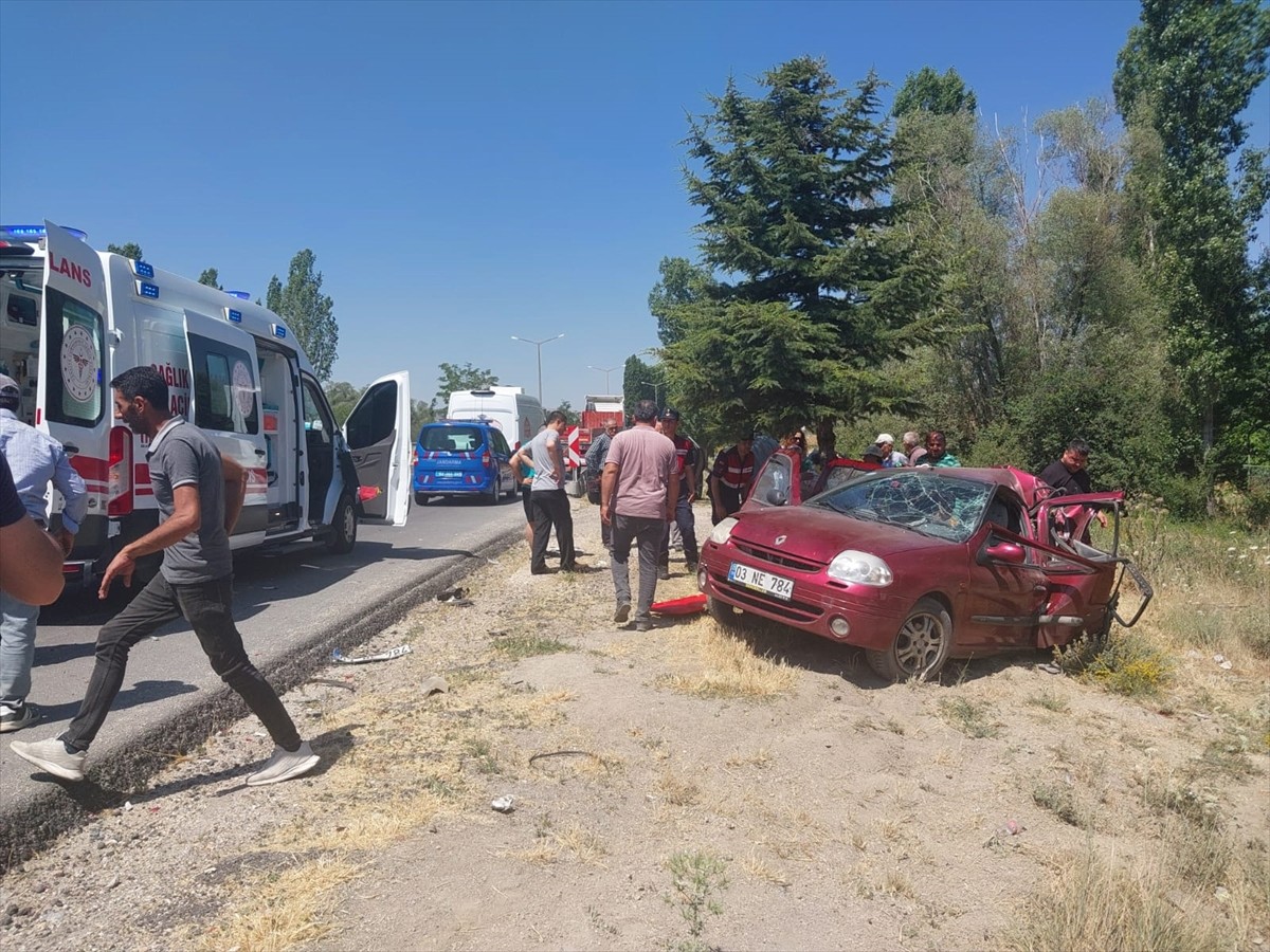 Afyonkarahisar'ın Sinanpaşa ilçesinde tırın otomobile çarpması sonucu 1 kişi hayatını kaybetti, 5...