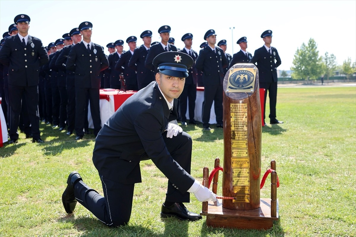 Afyonkarahisar Polis Meslek Eğitim Merkezi'nde (POMEM) eğitimlerini tamamlayan 225 polis adayı...