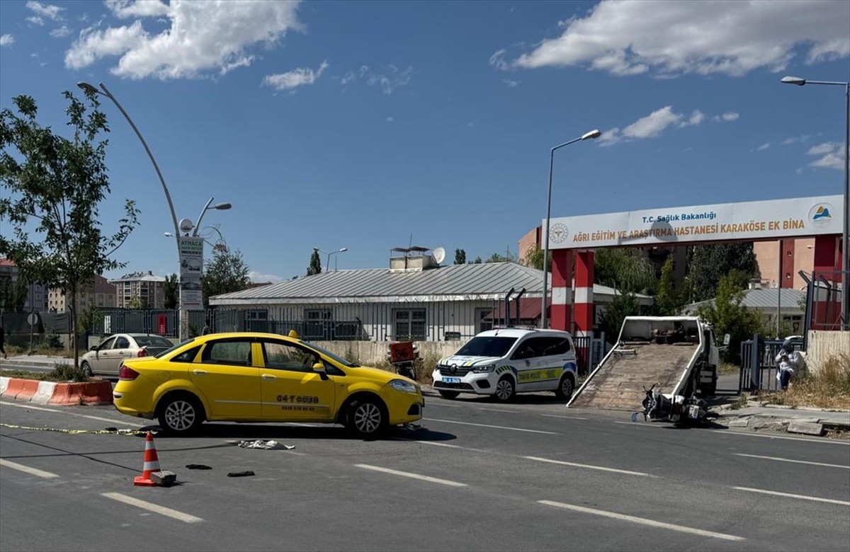 Ağrı'da taksi ile çarpışan motosikletteki karı koca yaşamını yitirdi.