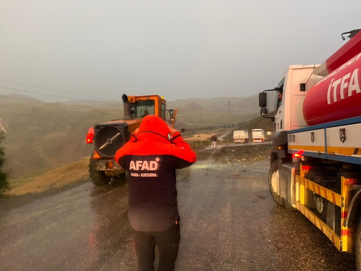 Ağrı-Kağızman kara yolu, şiddetli sağanak sonrası meydana gelen heyelan nedeniyle ulaşıma...