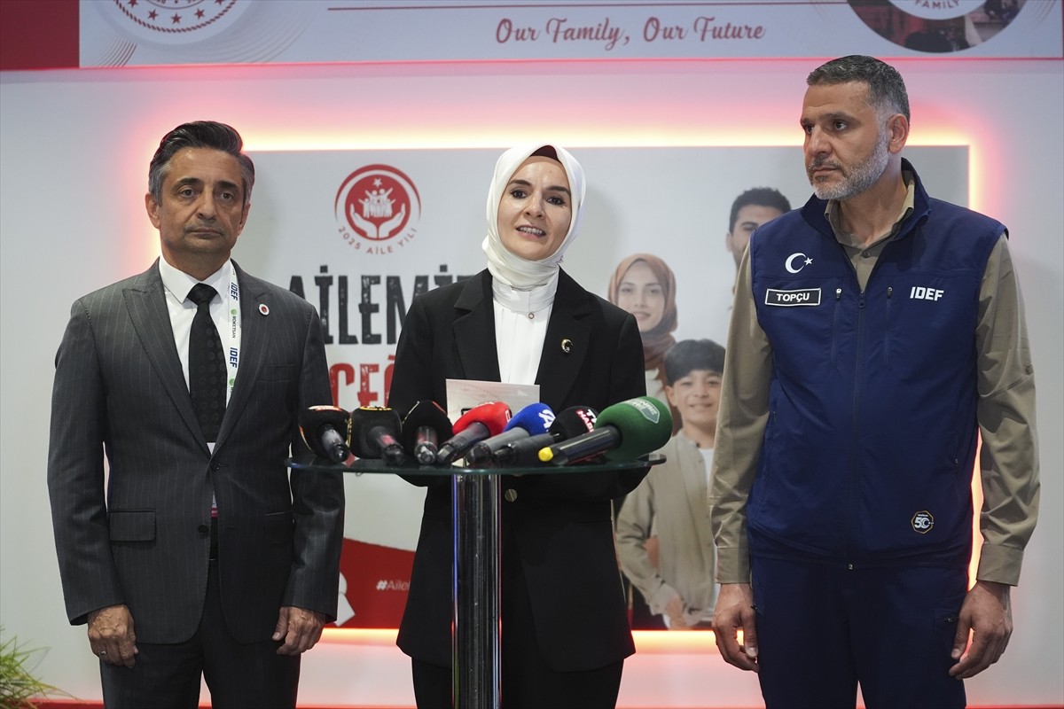 Aile ve Sosyal Hizmetler Bakanı Mahinur Özdemir Göktaş (ortada) Anadolu Ajansının (AA) "Global...