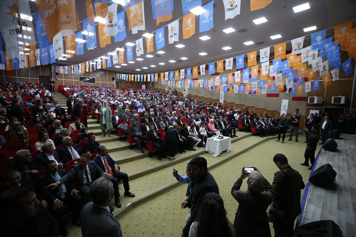 Aile ve Sosyal Hizmetler Bakanı Mahinur Özdemir Göktaş (sağ 3), Ağrı'da AK Parti İl Danışma...