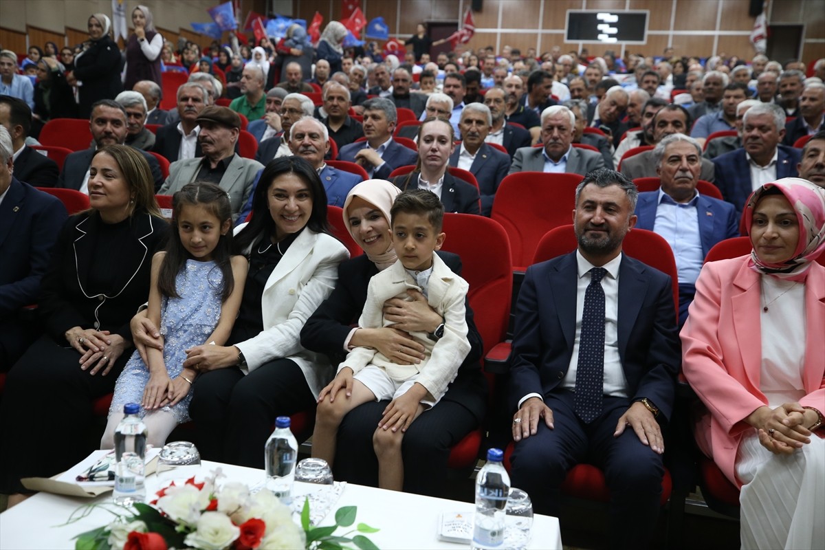 Aile ve Sosyal Hizmetler Bakanı Mahinur Özdemir Göktaş (sağ 3), Ağrı'da AK Parti İl Danışma...