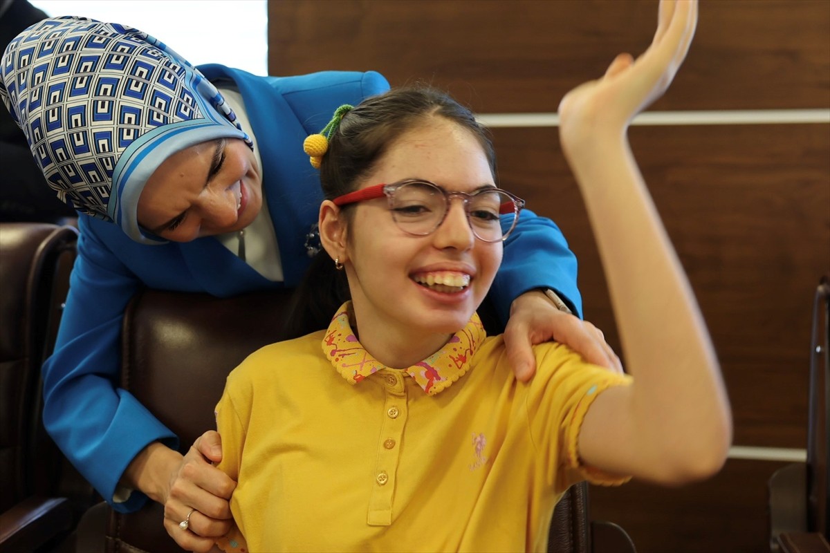 Aile ve Sosyal Hizmetler Bakanı Mahinur Özdemir Göktaş, şehit eşleriyle bir araya geldi.