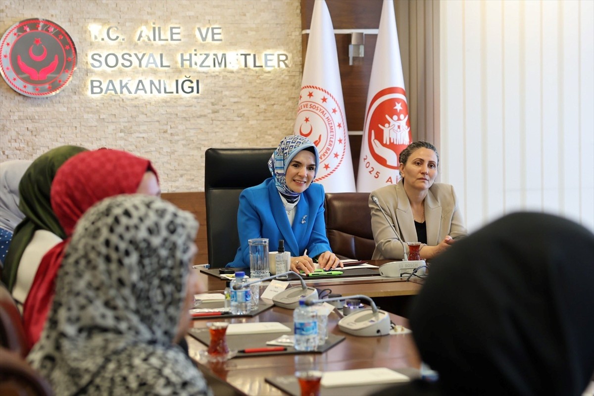 Aile ve Sosyal Hizmetler Bakanı Mahinur Özdemir Göktaş, şehit eşleriyle bir araya geldi.