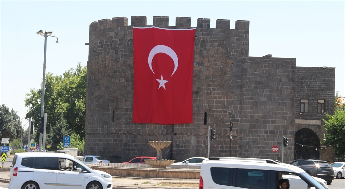 AK Parti Diyarbakır İl Başkanlığınca "Terörsüz Türkiye"ye destek amacıyla tarihi Diyarbakır...
