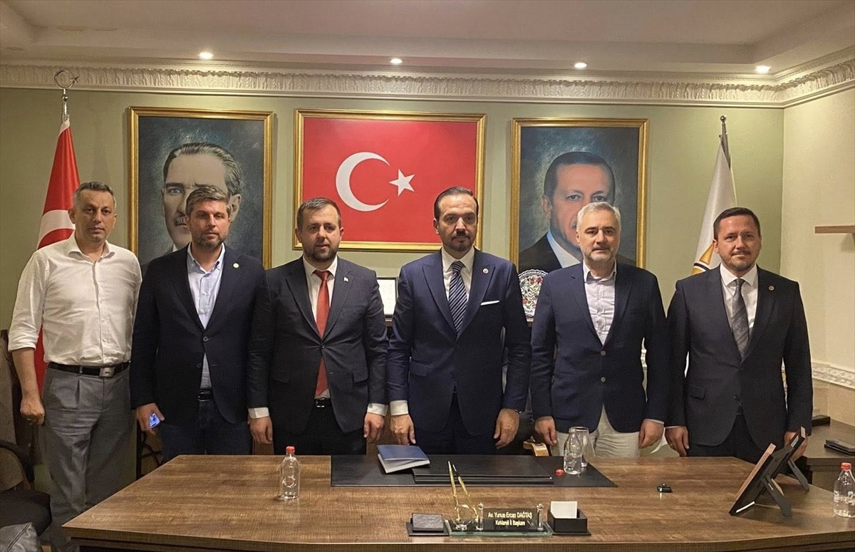 AK Parti Genel Başkan Yardımcısı Kürşad Zorlu (sağ 3), Kırklareli'nde partililerle bir araya...