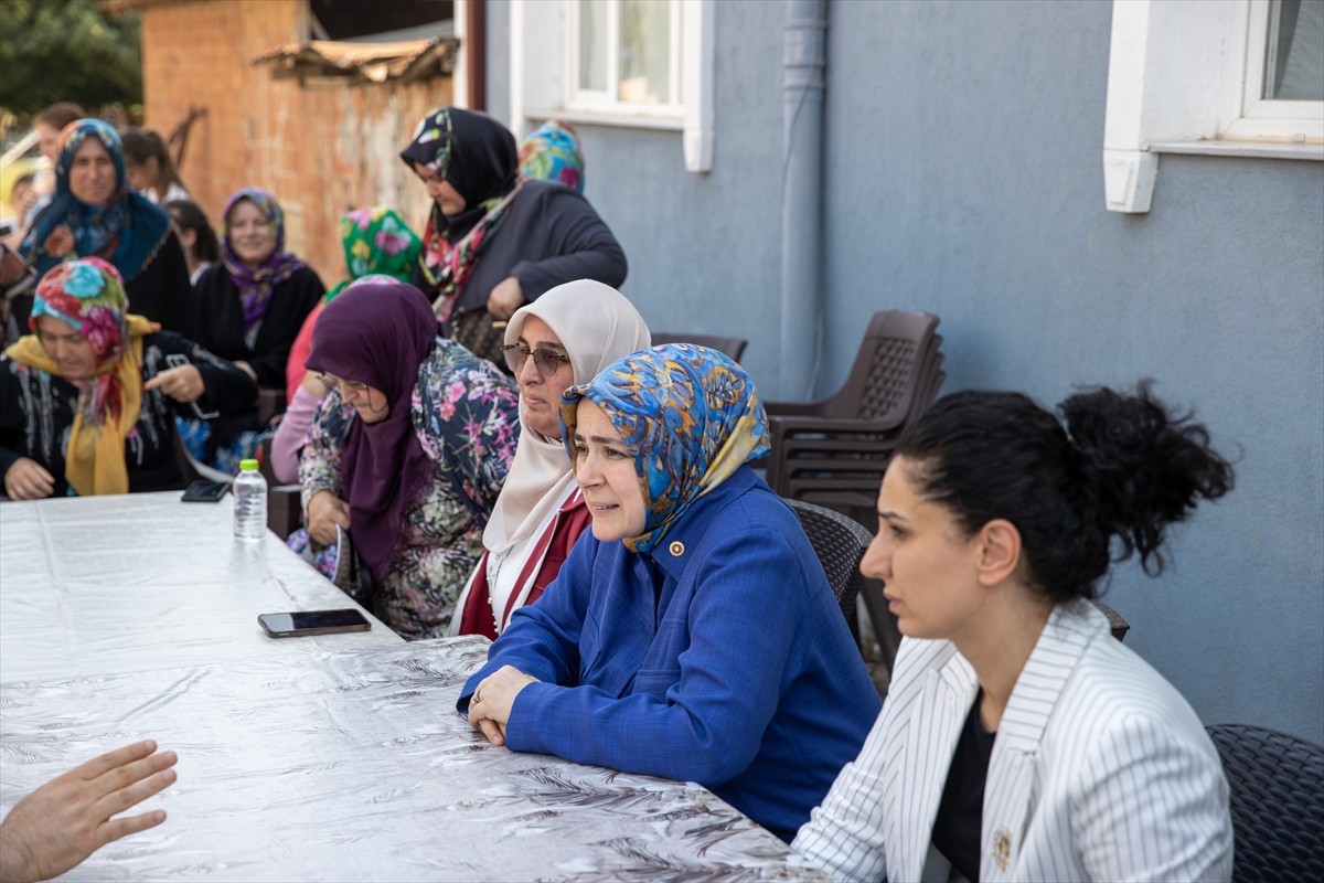 AK Parti Genel Merkez Kadın Kolları Başkanı Tuğba Işık Ercan, beraberinde AK Parti Sakarya...