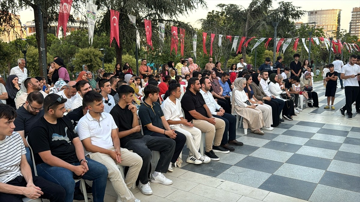 AK Parti İstanbul İl Gençlik Kollarınca Bahçelievler'de "Mahallede Genç İz" programı düzenlendi....