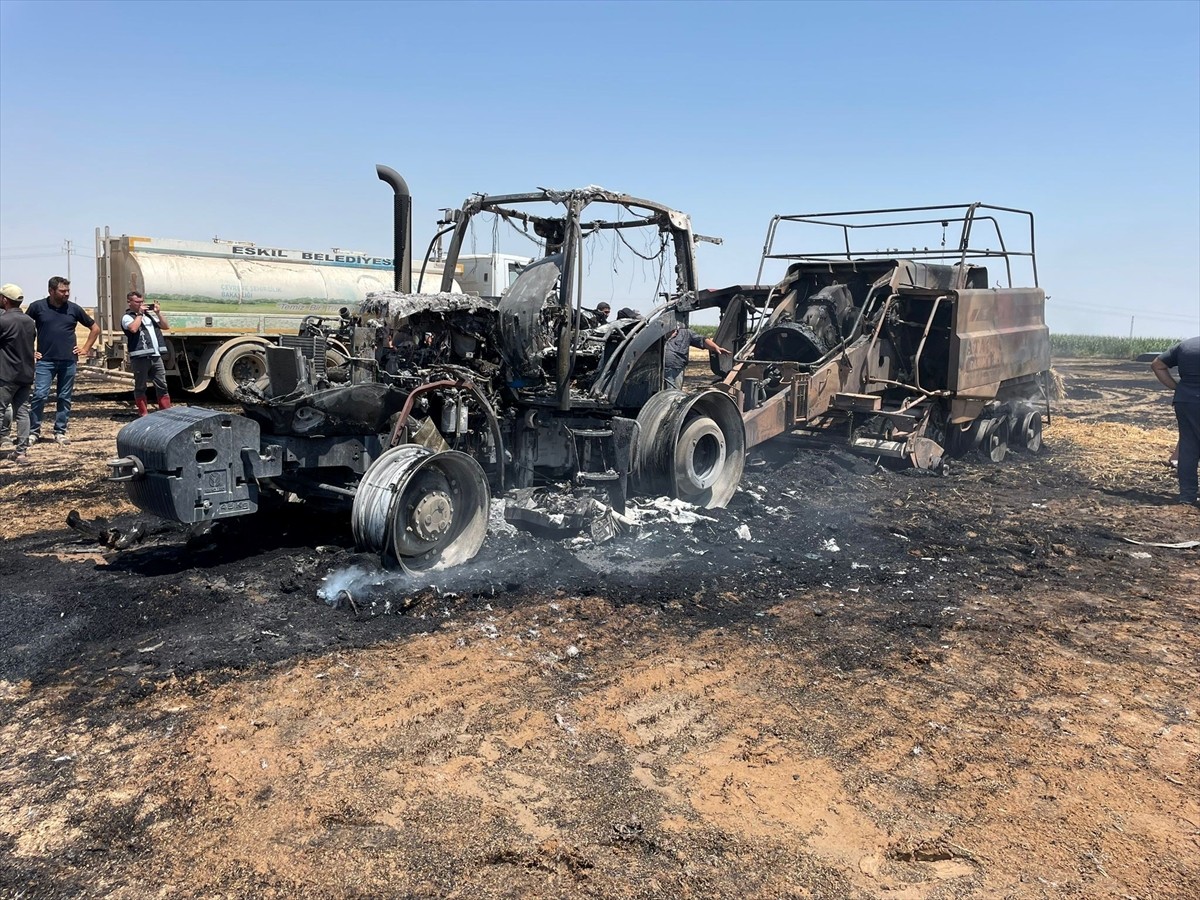 Aksaray'ın Eskil ilçesinde çıkan yangında bir balya makinesi ile traktör kullanılamaz hale...
