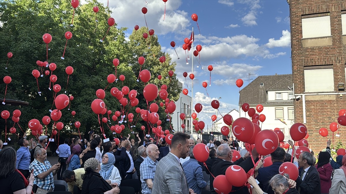 Almanya'nın Köln kentinde, 15 Temmuz Demokrasi ve Milli Birlik Günü dolayısıyla "Zaferin Adı...