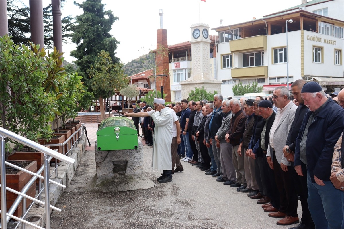Amasya'da bir kişi, eşini silahla vurduktan sonra intihar etti. Eşi tarafından öldürülen K....