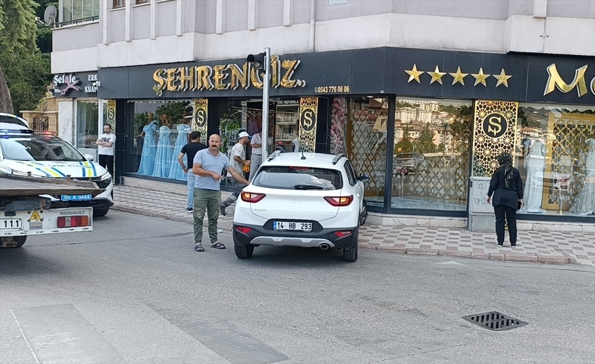 Amasya'da çarpışan iki otomobilden birinin iş yerinin vitrin camına çarpması sonucu araçlarda...
