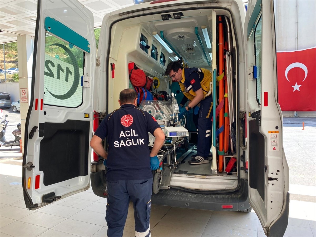 Amasya'da dünyaya gelen prematüre bebek, tedavisi için ambulans helikopterle Ankara'ya...