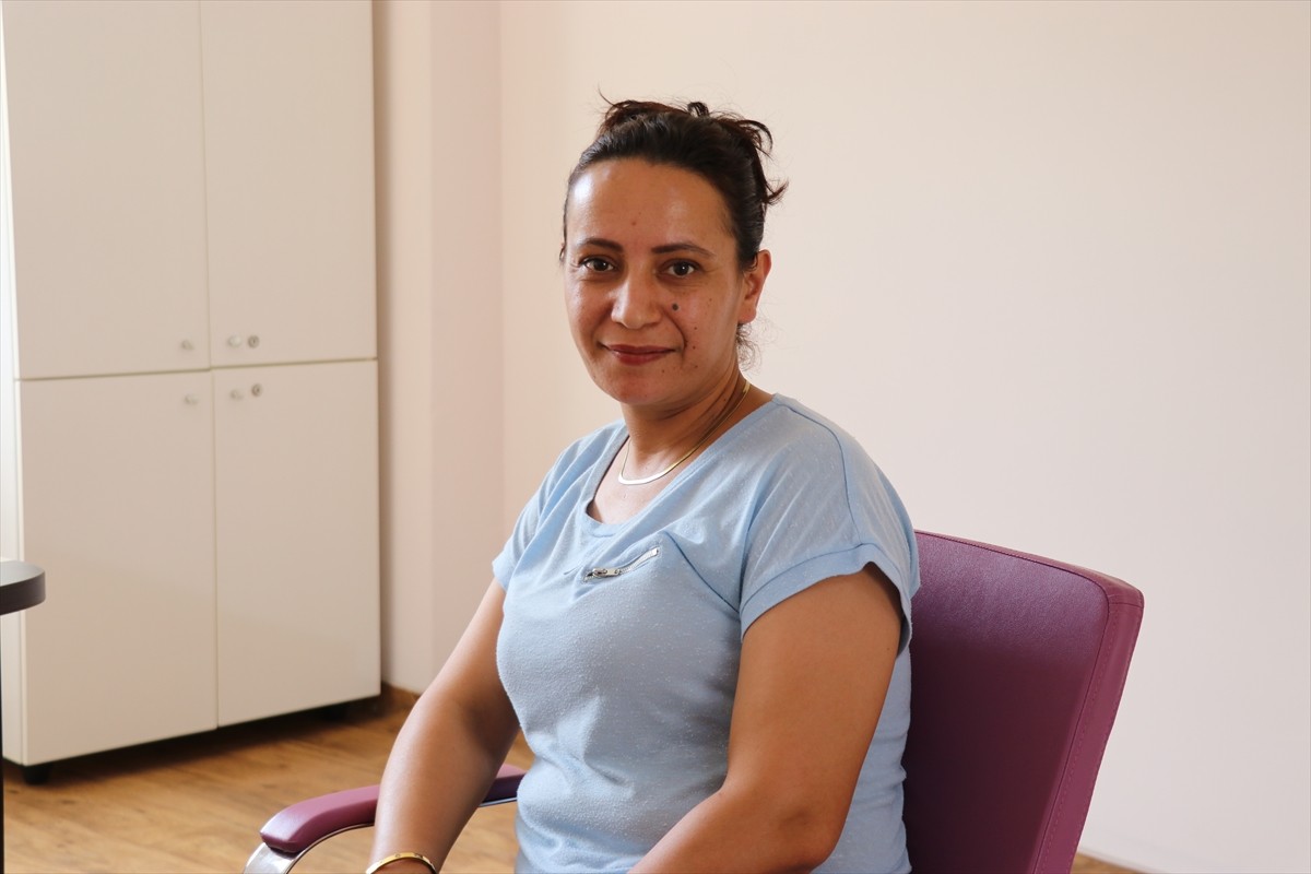 Amasya'da yaşayan 37 yaşındaki evli ve 3 çocuk annesi Menşure Çanak (sağda), çocuklarının isteği...