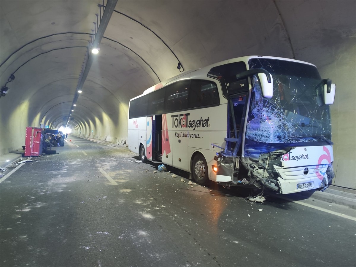 Amasya'da, yolcu otobüsüyle çarpışan traktörün sürücüsü yaralandı. 