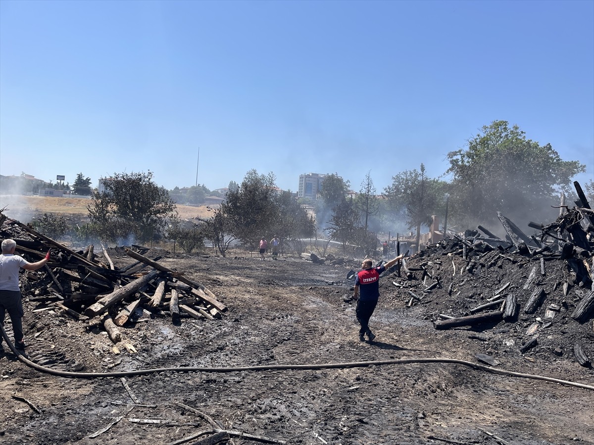 Amasya'nın Merzifon ilçesinde kereste deposunda çıkan yangın söndürüldü.