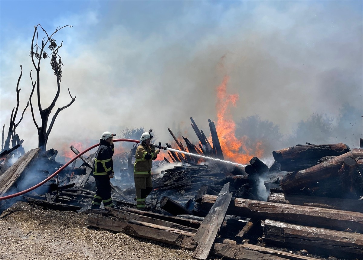 Amasya'nın Merzifon ilçesinde kereste deposunda çıkan yangına itfaiye ekiplerince müdahale...