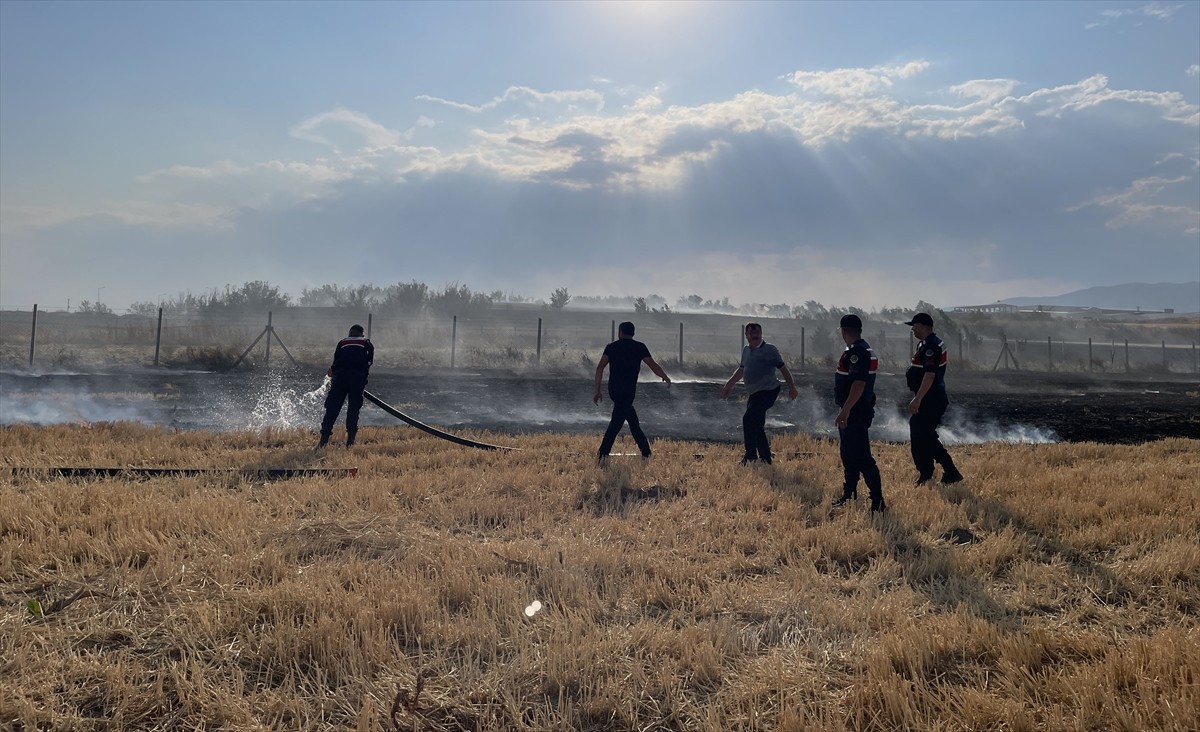 Amasya'nın Merzifon ilçesinde, tarım arazisinde çıkan yangın itfaiye ekiplerince söndürüldü. İhbar...