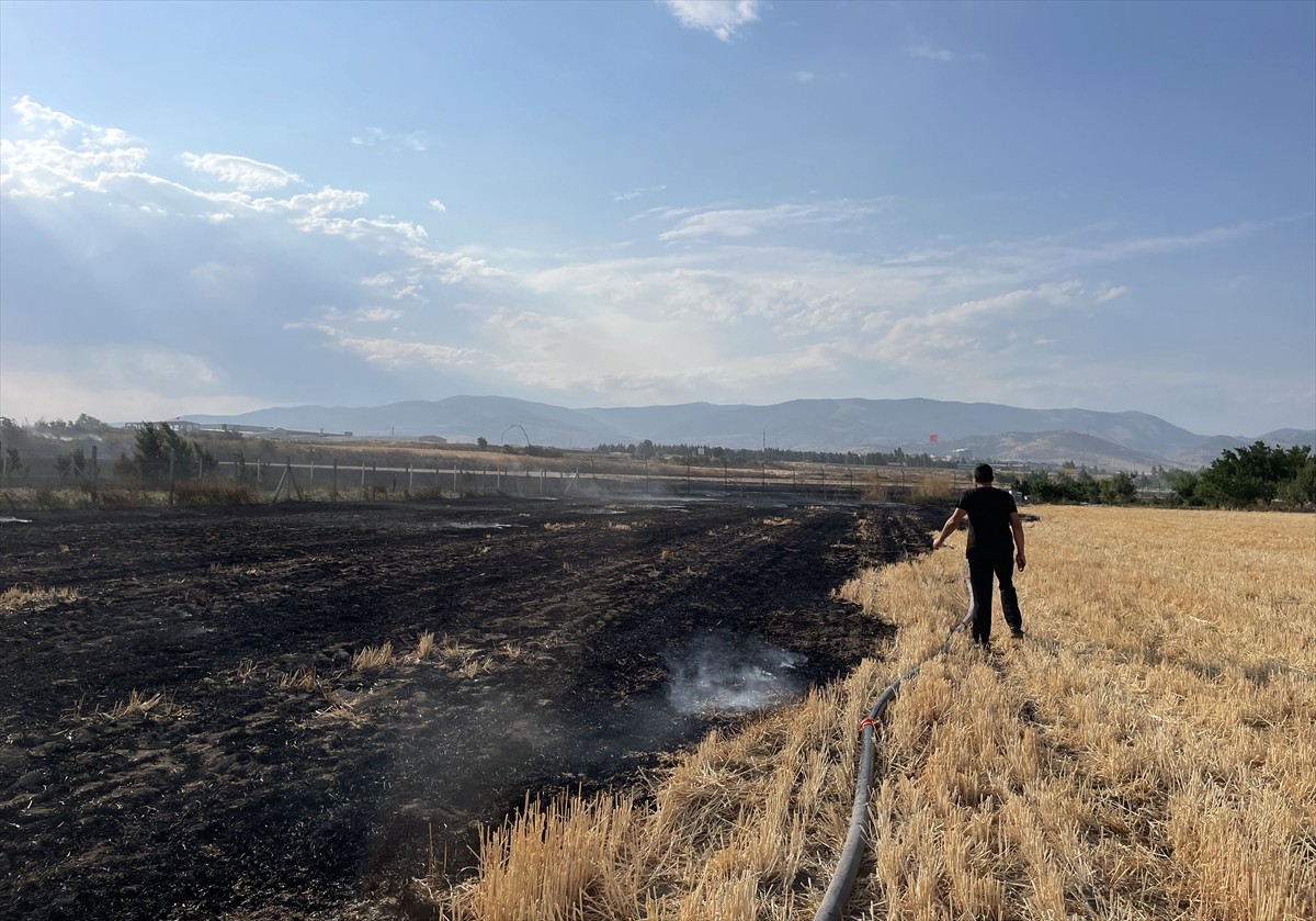 Amasya'nın Merzifon ilçesinde, tarım arazisinde çıkan yangın itfaiye ekiplerince söndürüldü. İhbar...