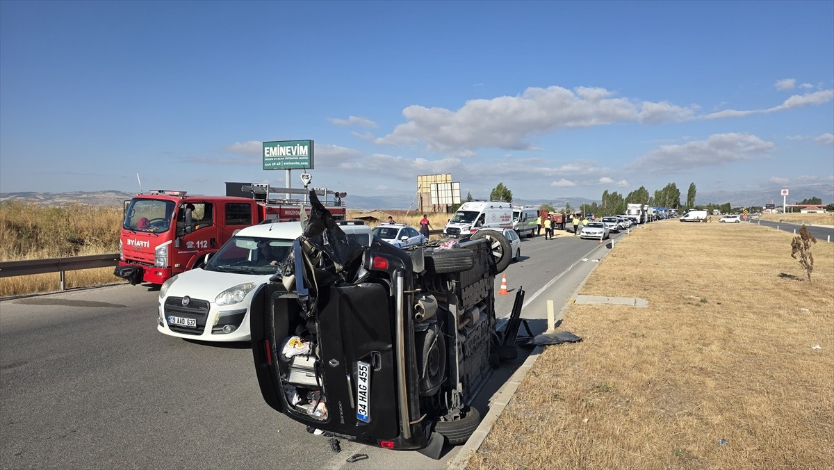 Amasya'nın Merzifon ilçesinde traktör ile hafif ticari aracın çarpışması sonucu 1 kişi öldü, 1'i...