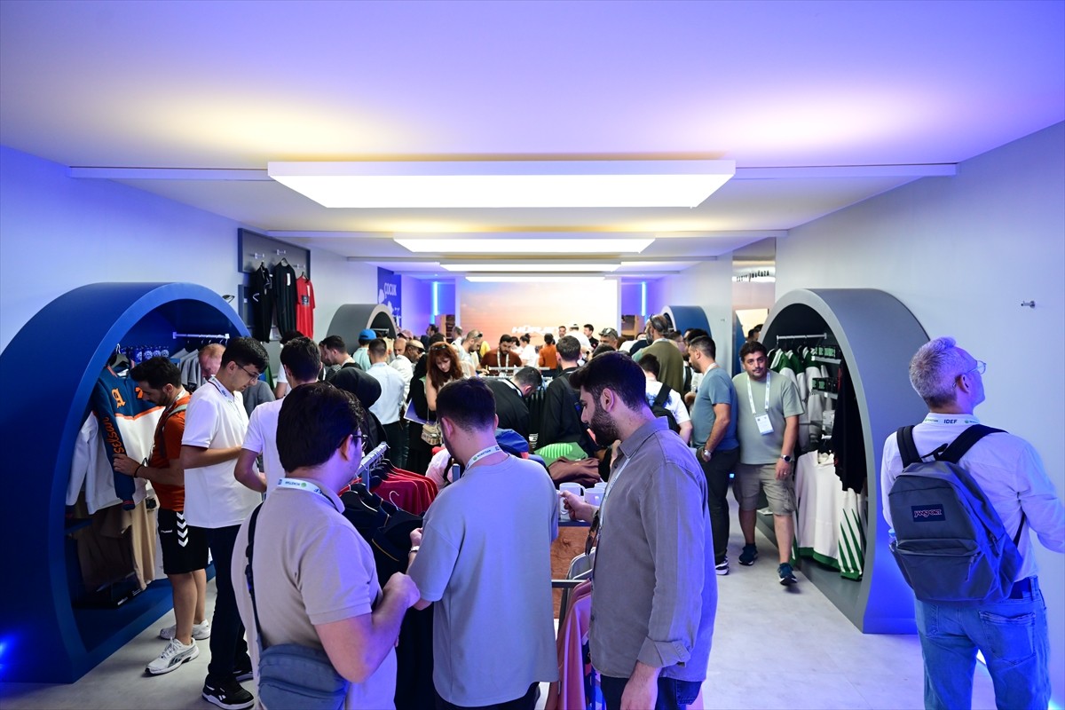 Anadolu Ajansının (AA) "Global İletişim Ortağı" olduğu IDEF 2025, Milli Savunma Bakanlığının ev...