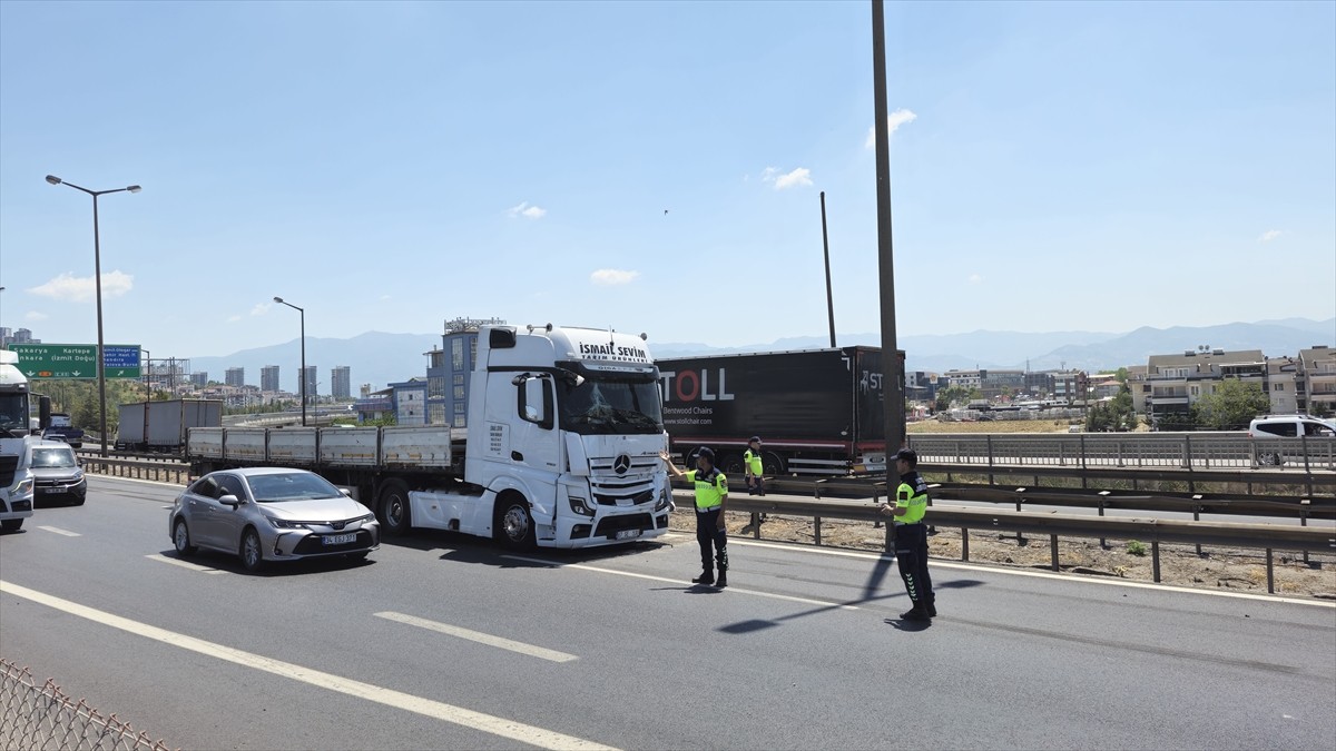 Anadolu Otoyolu'nun Kocaeli kesiminde 4 kişinin yaralandığı zincirleme trafik kazası, ulaşımda...