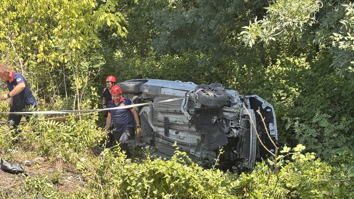 Anadolu Otoyolu'nun Sakarya kesiminde şarampole devrilen otomobildeki 1'i çocuk 6 kişi yaralandı....