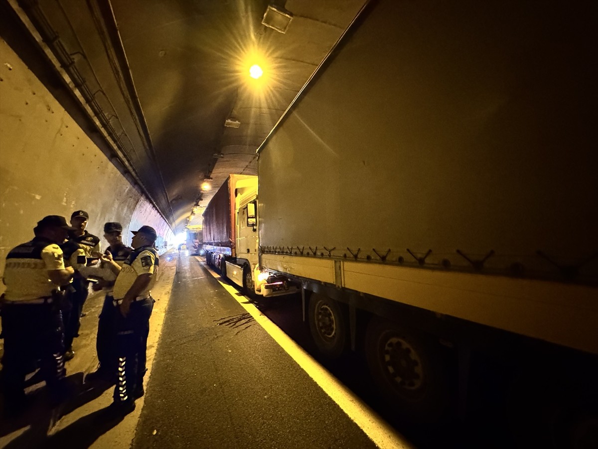 Anadolu Otoyolu’nun Kocaeli kesiminde 3 tır ve 1 kamyonun karıştığı zincirleme kazada 2 kişi...