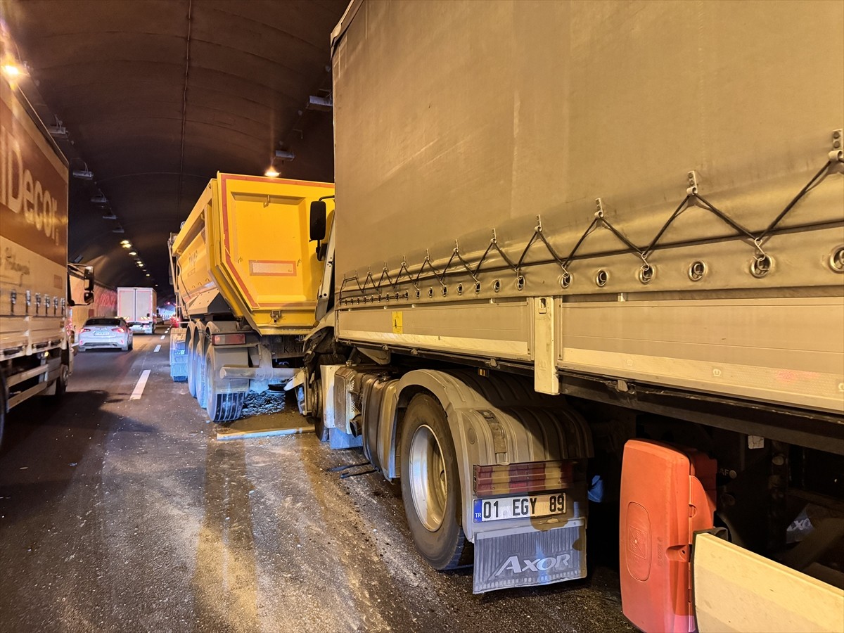 Anadolu Otoyolu’nun Kocaeli kesiminde 3 tır ve 1 kamyonun karıştığı zincirleme kazada 2 kişi...