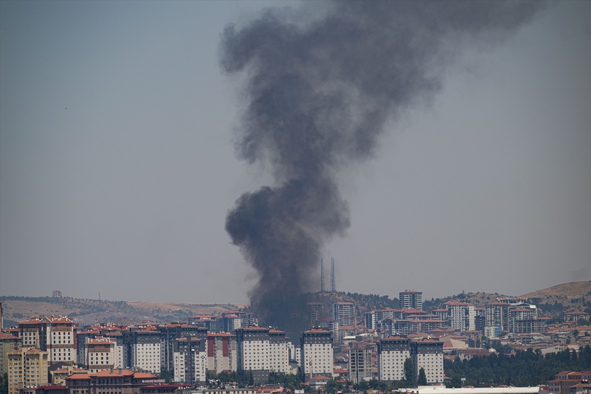 Ankara'nın Altındağ ilçesinde boş arazide çıkan ve fayans fabrikasının bir bölümüne sıçrayan...