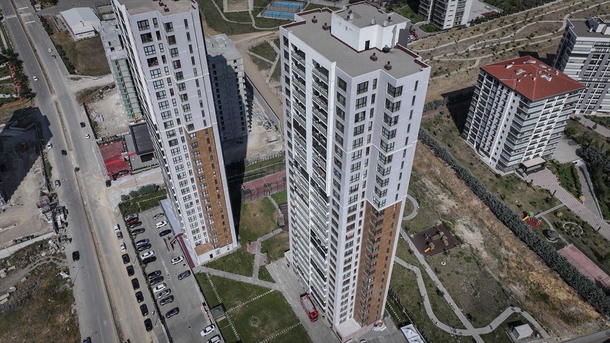 Ankara'nın Çankaya ilçesinde 3 kişinin hayatını kaybettiği yangınla ilgili itfaiye ekiplerinin...